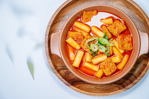 어묵과 파가 들어간 매콤 달콤한 한국 음식 떡볶이 요리