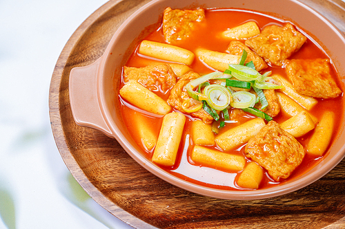 어묵과 파가 들어간 매콤 달콤한 한국 음식 떡볶이 요리