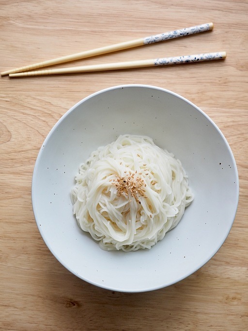 도자기 사발에 담긴 흰색 국수, 젓가락