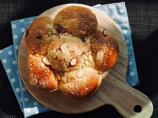 나무도마 위에 올려진 달콤한 빵, 제과제빵