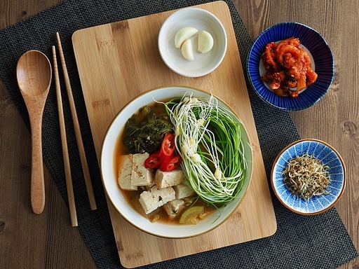 한국의 전통음식 달래 시래기 된장국과 반찬