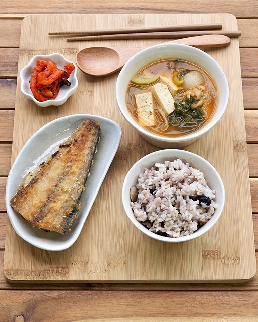 삼치 구이, 된장국, 잡곡밥, 김치, 저속노화식단