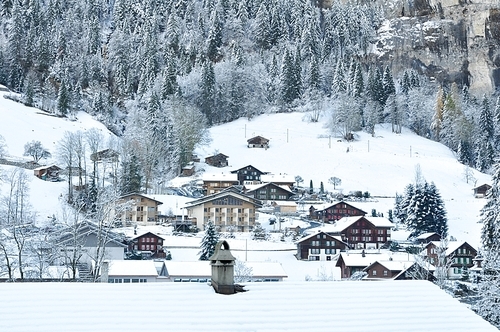 눈 쌓인 스위스 마을 겨울 풍경