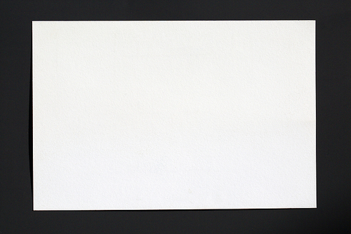 검은배경에 비어있는 하얀 종이 엽서