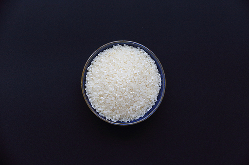 검은배경에 하얀쌀
