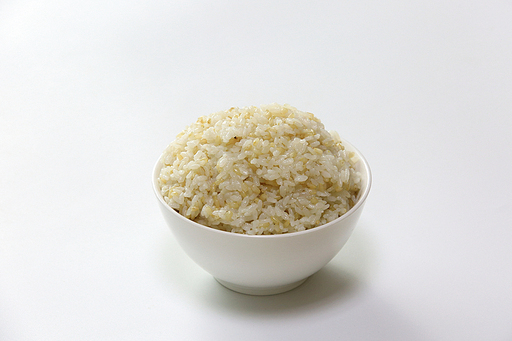 하얀배경에 현미밥 한그릇