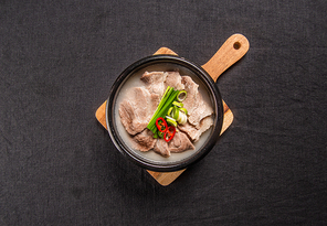 돼지 육수와 소 육수를 섞어 만든 맛있는 돼지국밥
