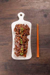 신선한 재료와 간장 베이스 양념으로 재운 맛있는 양념 돼지 갈비