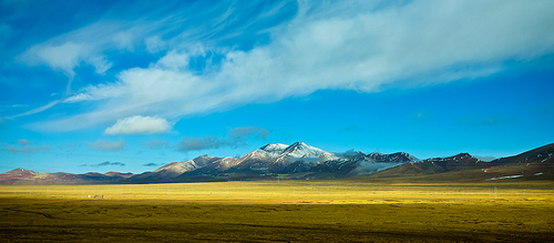 Beautiful scenery with great snowcap mountain in Tibet .