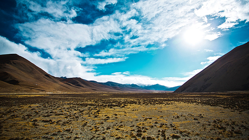 Beautiful scenery in Tibet with great mountain against blue and white clouds sky .
