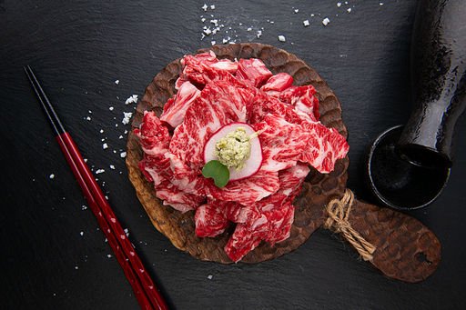 나무 도마위에 생고기와 와사비 소금 그리고 젓가락