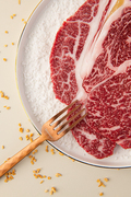 클로즈업 꽃등심과 포크 그리고 소금