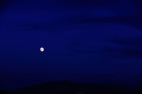깜깜한밤 외로이 떠있는 달