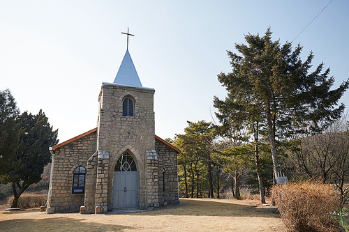 대한민국 포천시 포천성당. 그것은 1955년에 군대가 만든 성당이다.