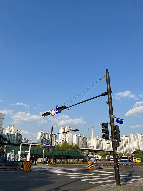 푸른 하늘과 하얀 구름 도시