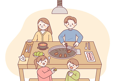 4명의 가족이 삼겹살집에서 즐겁게 고기를 구워먹고 있다.