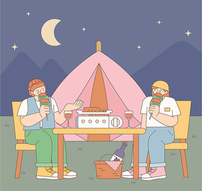 캠핑을 하며 꼬치요리를 먹는 커플.