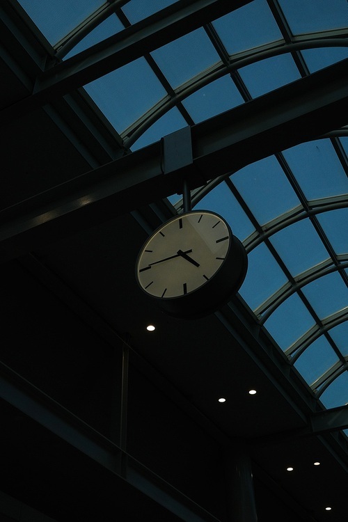 공항 속 시계