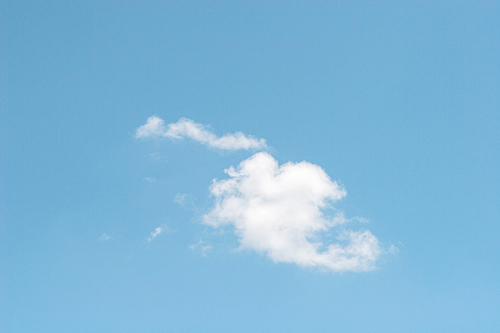 파란하늘에 하트모양 흰구름이 두둥실