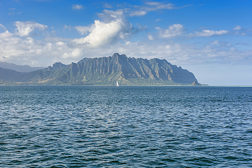 하와이 오아후섬 쿠알로아랜치의 산과 바다 풍경