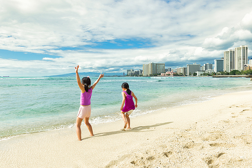하와이 와이키키 해변에서 즐거워 하고 있는 소녀들