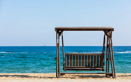 동해 바다를 한 눈에 바라볼 수 있는 해변가의 통나무 그네 의자