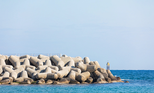 동해 바다의 방파제 풍경 - 쌓여져 있는 테트라포드