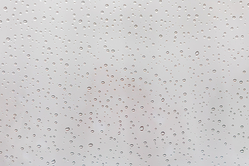 비오는 날, 빗방울이 맺혀 있는 유리창