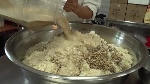 참쌀 밥에 누룩 가루와 밑술을 넣고 골고루 석어서 덧술을 만드는