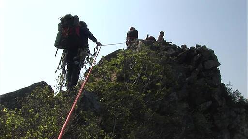 등반가들이 로프를 서로 이어서 등반하는 알파인 스타일로 산 정상에 오르는