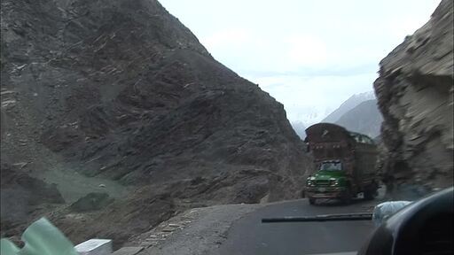 피키스탄 기르기트로 향하는 위험한 높은 비탈길 좁은 도로 맞은편 트럭과 간신히 교행하는