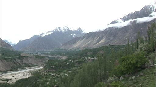 해발 2천 미터가 넘는 산과 숲이 우거진 파키스탄 훈자 전경