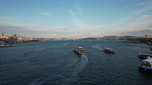 이스탄불 보스포러스 해협을 지나는 페리가 아야 소피아 성당 옆을 지나는