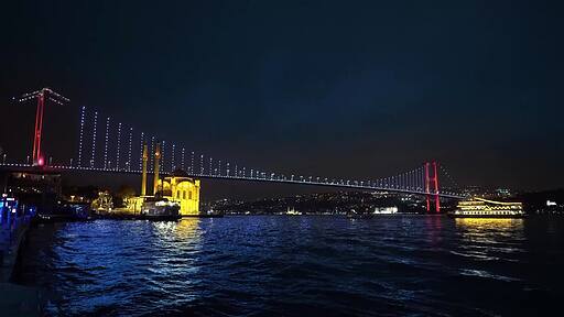 이스탄불 오르타쾨이 보스포러스 해협을 건너 유럽과 아시아를 연결하는 다리 순교자의 다리와 갈라타 타워 야경