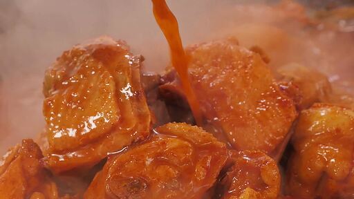 매콤한 솥뚜껑 닭볶음탕 닭고기에 빨간 육수를 뿌리는 모습과 오통통한 닭다리 클로즈업