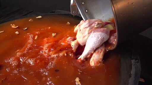 빨간 육수에 신선한 토종닭을 넣어 보글보글 끓이는 솥뚜껑 닭볶음탕