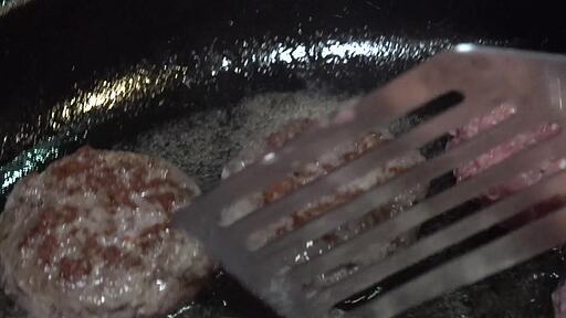 햄버거스테이크 겉면을 기름에 바삭하게 익힌 후 숯불 위에서 불향을 입혀 완성한 숯불 햄버그스테이크