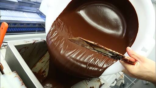 초콜릿 자동 생산기에 초콜릿 원액을 넣고 여러 개의 초콜릿이 제조 되어 나오는