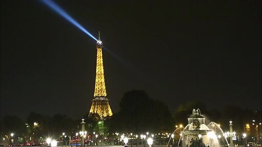 프랑스 파리 에펠탑에 밝은 조명이 먼 곳을 비추고 분수대에 물이 흐르는 야경 영상