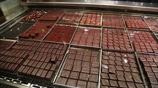 잘 만들어진 네모 모양과 동그란 초콜릿이 전시장에 넓게 펼쳐진채 전시되어있는