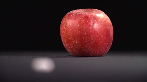 사과 한 개의 영양소 비타민C가 담긴 영양제를 상징하는 이미지 메이킹 연출 영상