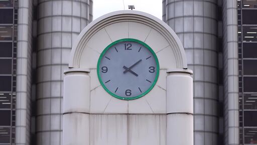 한국 서초동 대법원 건물의 시계가 빠르게 돌아가며 밤이 되가는 미속 촬영 영상