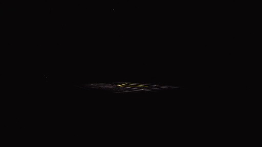 노란색 포토라인 테잎이 삼각형 모양으로 검정색 바닥에 붙어있는 이미지 영상