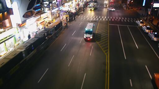 서울 도심 야간에 도로를 지나가는 앰블런스 자동차