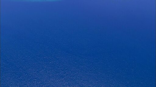 서서히 모습을 드러내는 태평양 피지 인근 작은 섬과 푸른 바다 항공 촬영 영상