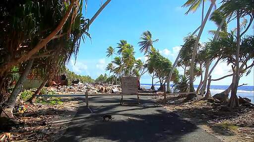 태평양 투발루 섬에 쓰레기 더미가 수북이 쌓여있다