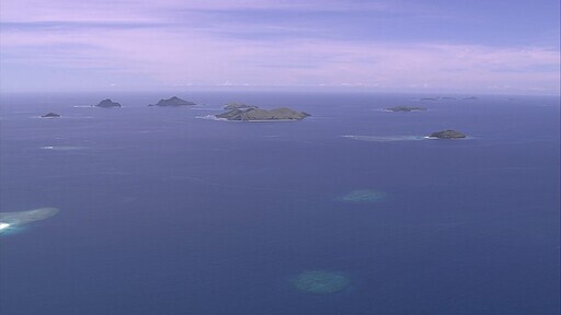 맑고 푸른 태평양 많은 섬 주변에 산호초 군락이 넓게 펼쳐진 항공 촬영 영상