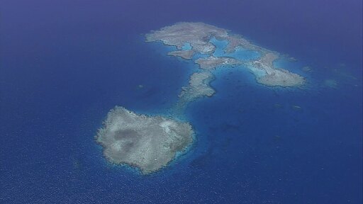 태평양 푸른 바다에 산호섬이 넓게 이어진 항공 촬영 영상