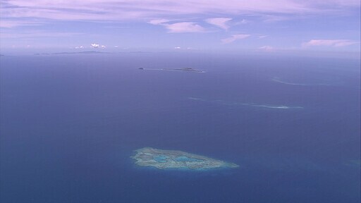 맑고 푸른 태평양 많은 섬 주변에 산호초 군락이 넓게 펼쳐진 항공 촬영 영상