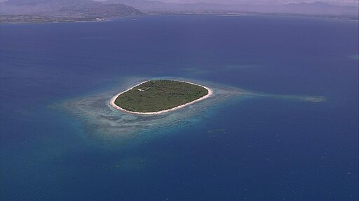 태평양 푸른 바다와 호화스런 리조트가 지어진 작은 섬 항공 촬영 영상
